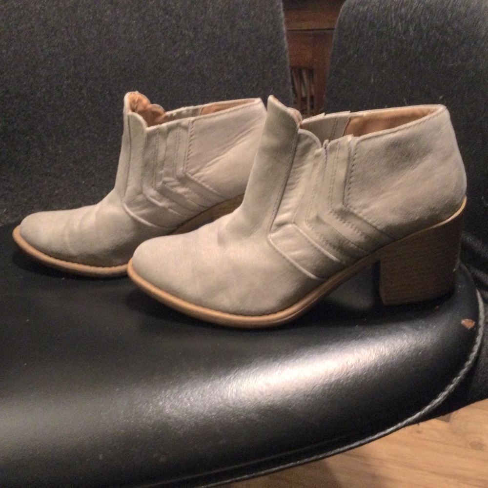Tan suede, short ankle,Size 7 1/2 women’s boots.